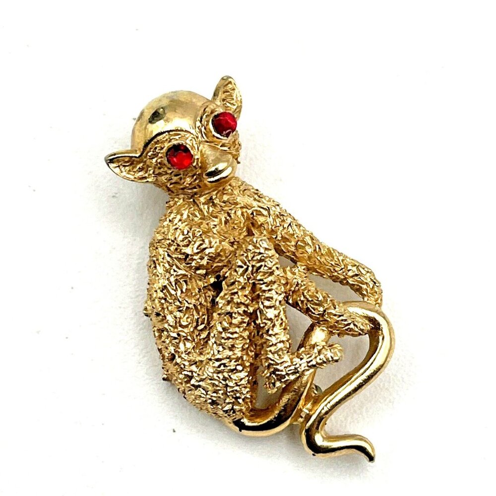 Vintage CROWN TRIFARI Monkey Red Eyes Cabochon Gold Tone Pin Brooch 1.5"